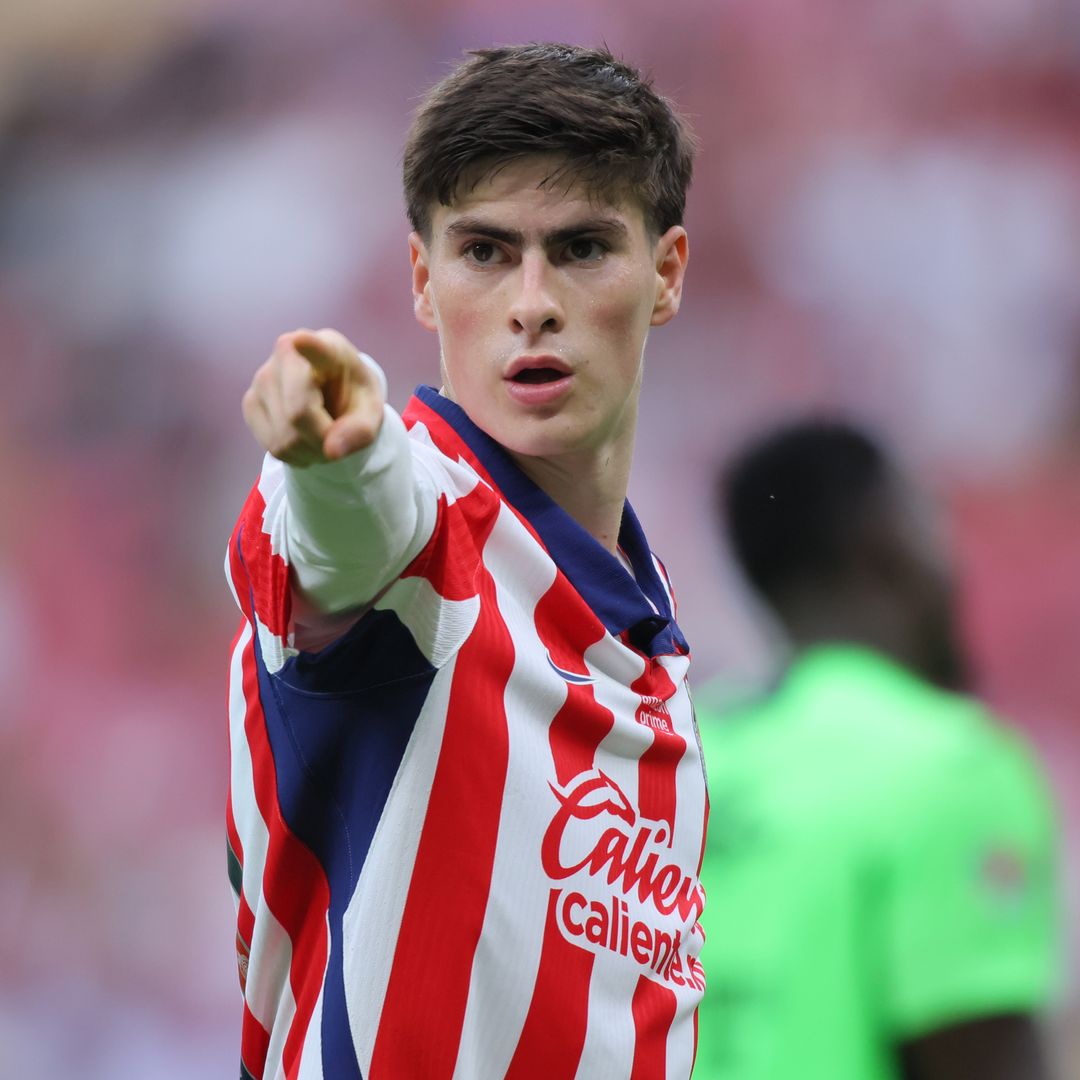 Armando González con la camiseta de Chivas en un partido de Liga MX